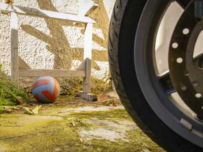 Usciamo ora dall�immobile per ritornare alla fine della strada e mentre camminiamo notiamo in un angolo un pallone colorato